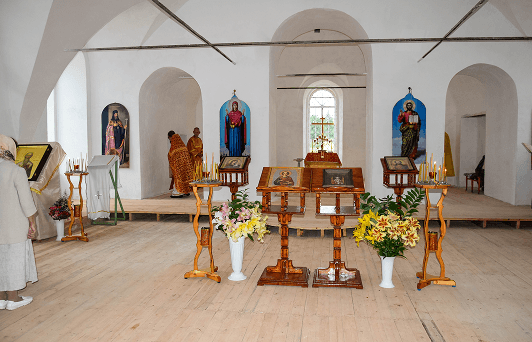 Первая служба в восстановленном храме Николая Чудотворца