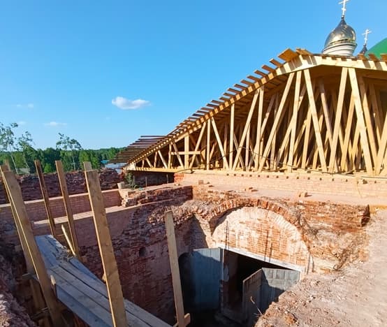Восстановление разрушающейся крыши церкви, ремонтные работы