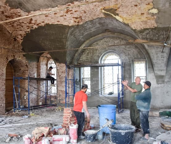 Реставрационный работы на первом этаже храма