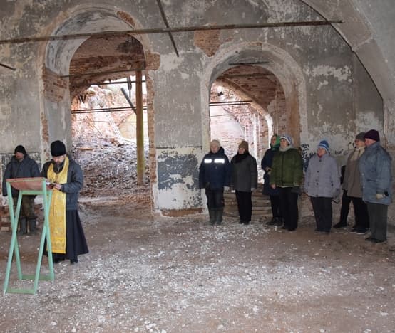 Служба в восстанавливаемом помещении храма